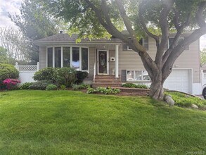 Building Photo - 11 Syosset Cir