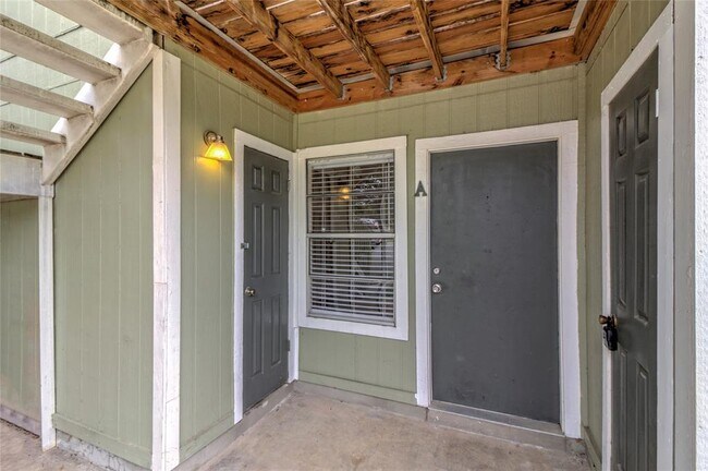Foto del edificio - 400 Hedgewood Dr