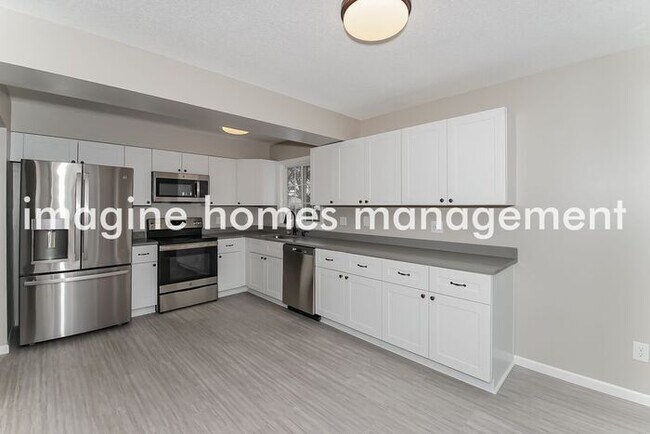 Building Photo - Recently Updated 4 Bedroom Home in Cottage...