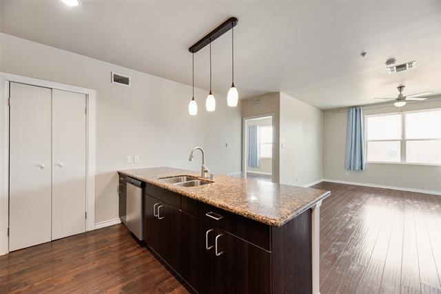 Foto del edificio - 1100 W Trinity Mills Rd