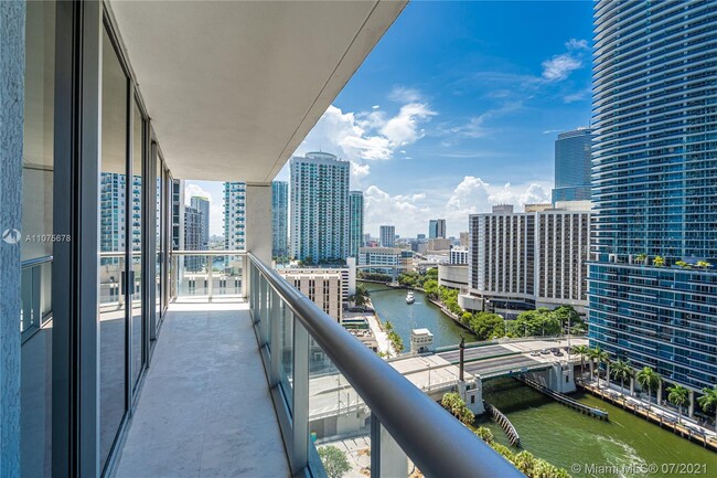 Foto del edificio - 475 Brickell Ave