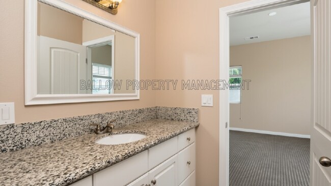 Foto del edificio - 1327 Holly Ave