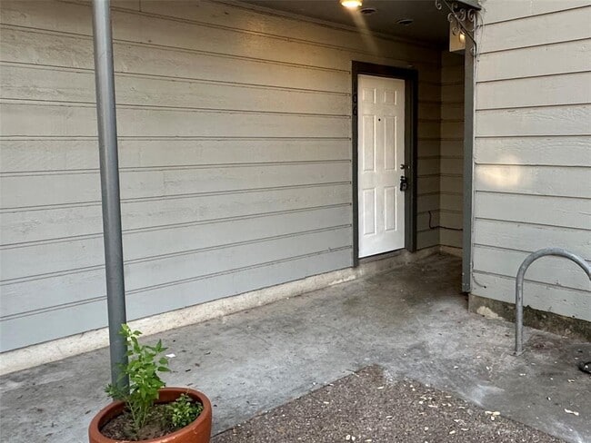 Building Photo - 803 W 28th St