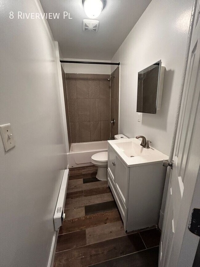 Foto del edificio - 8 Riverview Pl