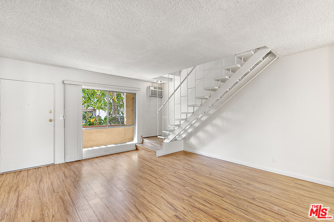 Foto principal - 2332 S Beverly Glen Blvd