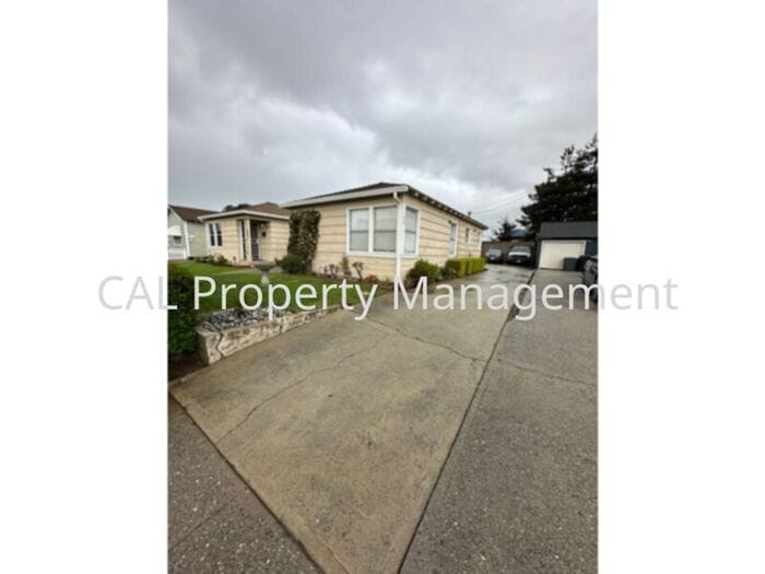 Building Photo - Welcome Home to one-bedroom one-bathroom duplex in Salinas, CA!