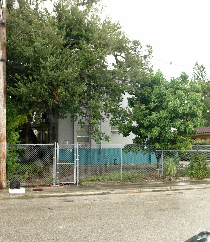 Building Photo - 121 NW 74th St