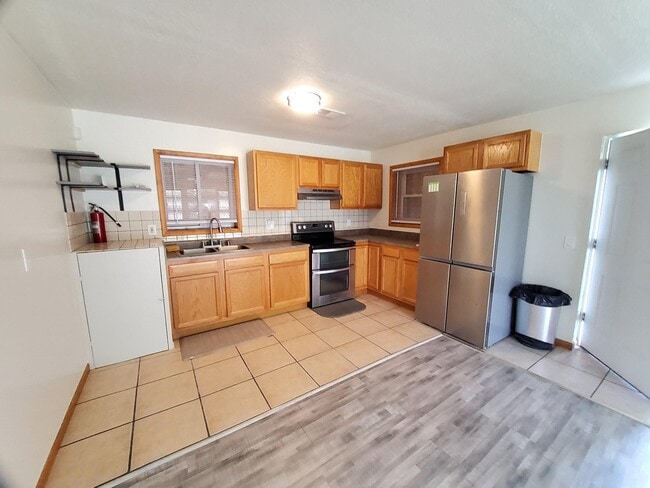 Foto del edificio - 11758 Hartwell St