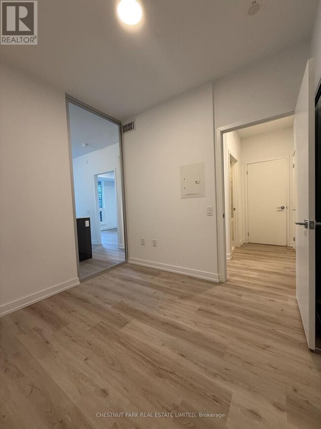 Photo du bâtiment - 395 Square One Dr