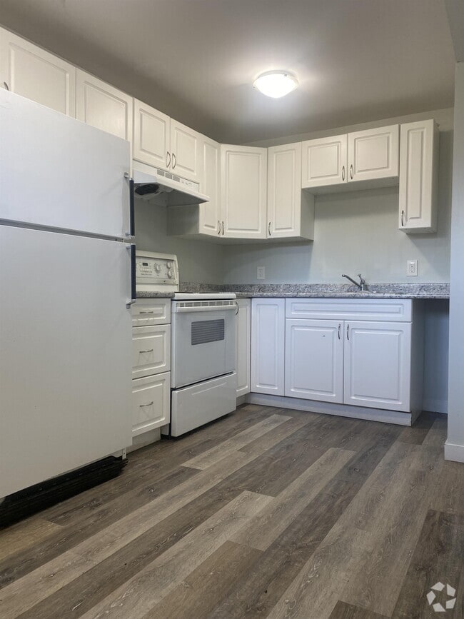 Apartments, Condos and Houses under C1,000 in Prince BC 26