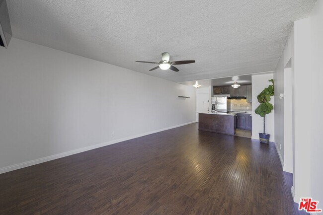 Building Photo - 425 S Kenmore Ave
