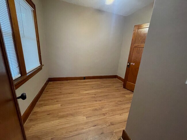 Front bedroom - 1112 Romayne Ave