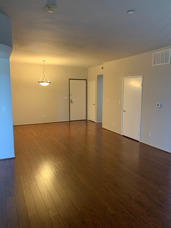 Sala de estar/Comedor/Entrada a la unidad - 10717 Lawler St
