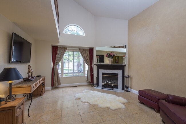Living Room - 304 Titleist Ct
