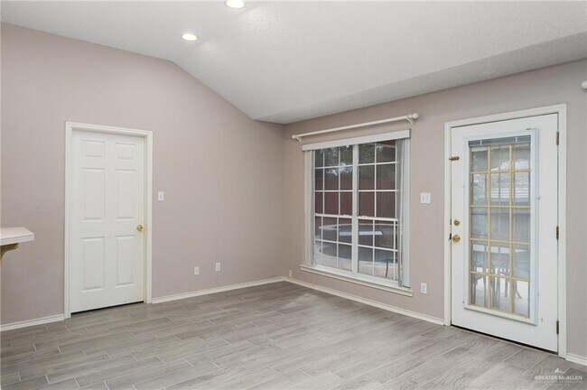 Foto del edificio - 2300 E 23rd St