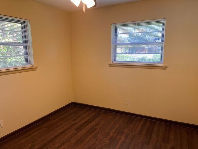 Foto del edificio - 216 Meadow Park Dr