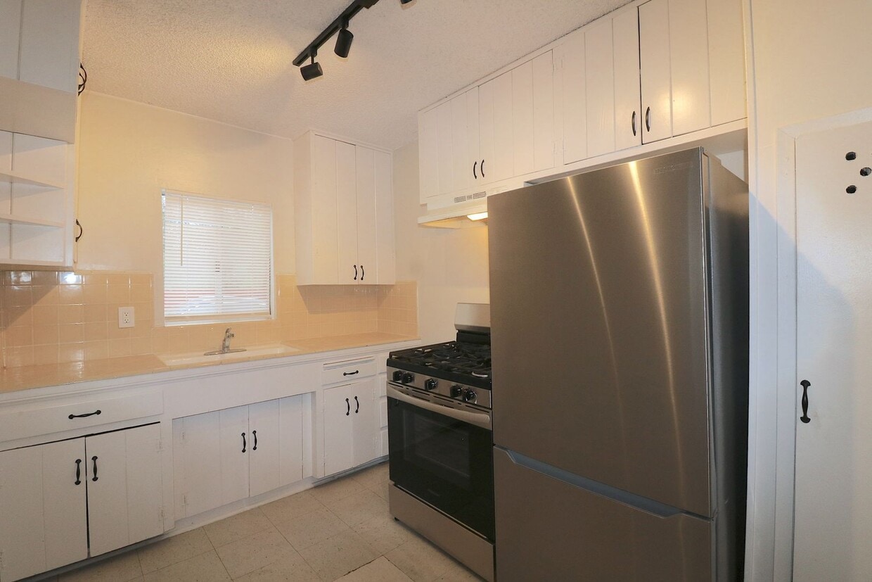 Primary Photo - Lincoln Avenue