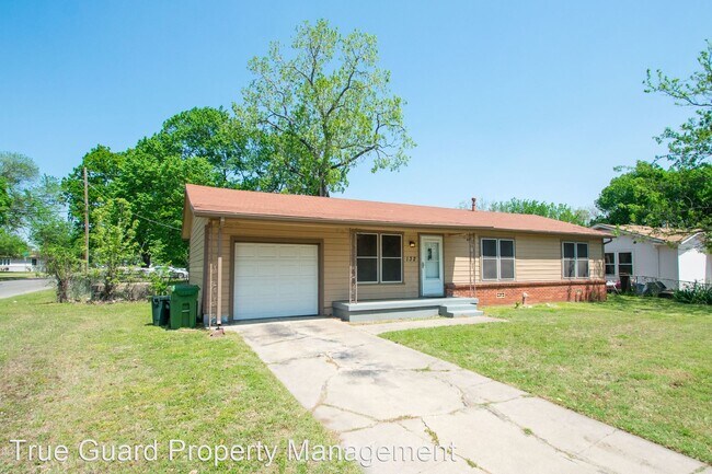 Foto del edificio - 3 br, 1 bath House - 132 Oak Dr. W