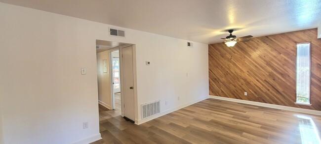 Foto del edificio - NEWLY REMODELED UNIT W/ POOL ACCESS