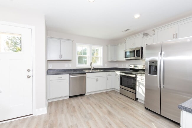 Foto del edificio - MOVE-IN READY