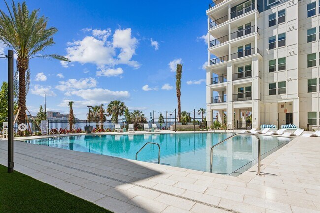 Foto del edificio - One Riverside