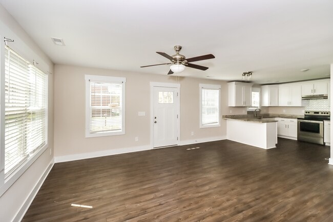 Building Photo - 1020 N Oakwood St