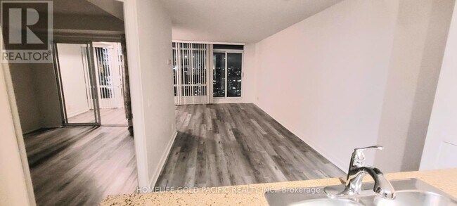 Photo du bâtiment - 373 Front St W