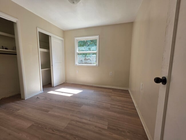 Building Photo - 1420 Madrona Ave SE