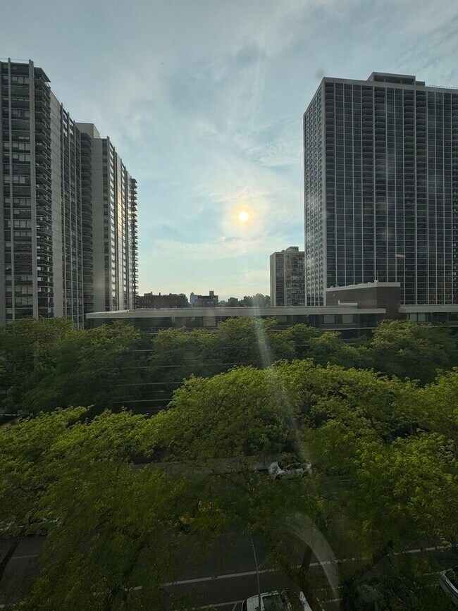 Foto del edificio - 70 W Burton Pl
