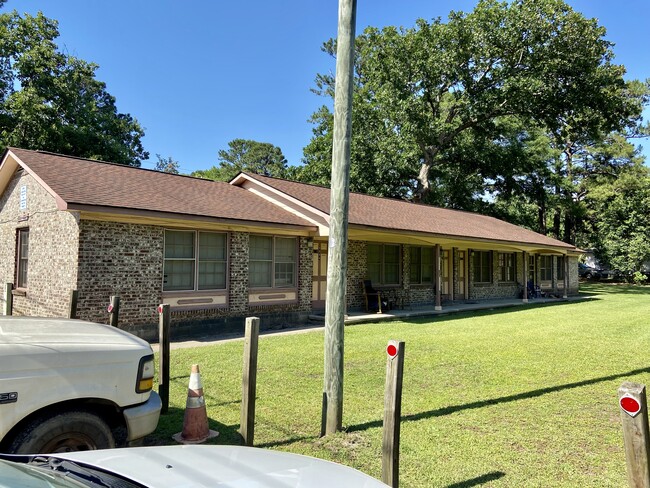 Building Photo - 8844 Deerwood Dr