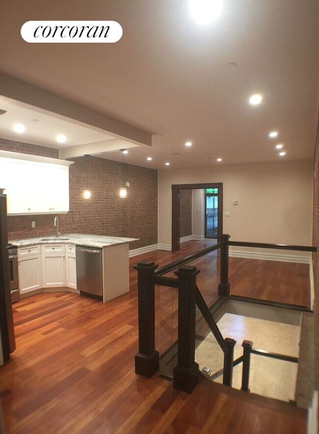 Foto del edificio - 246 W 121st St