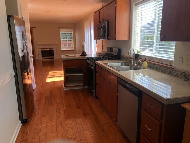 Building Photo - Lovely Traditional, 3br, 2.5bth, Summerfie...