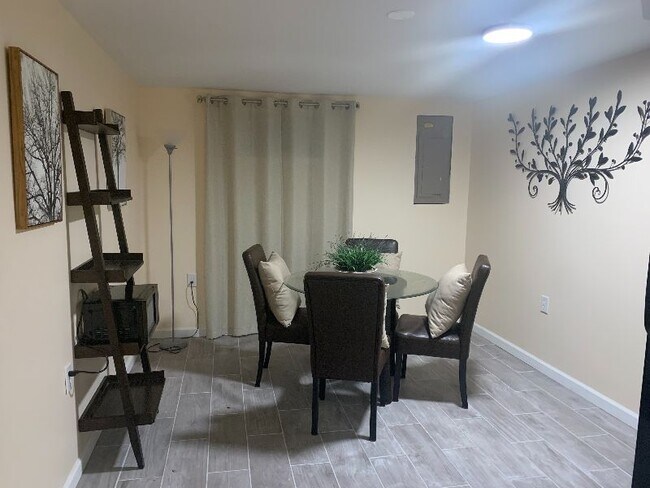 Foto del edificio - 8302 Fremont Pl