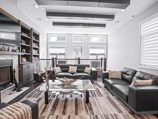 Building Photo - "Spacious 5-Bedroom Gem with 3 Full Baths in the Heart of Chicago – 4,200 Sq Ft of Comfort and St...