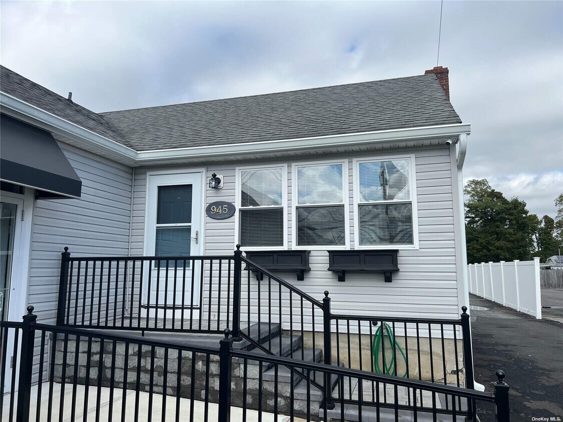 945 Church St, Bohemia, NY 11716 Room for Rent in Bohemia, NY