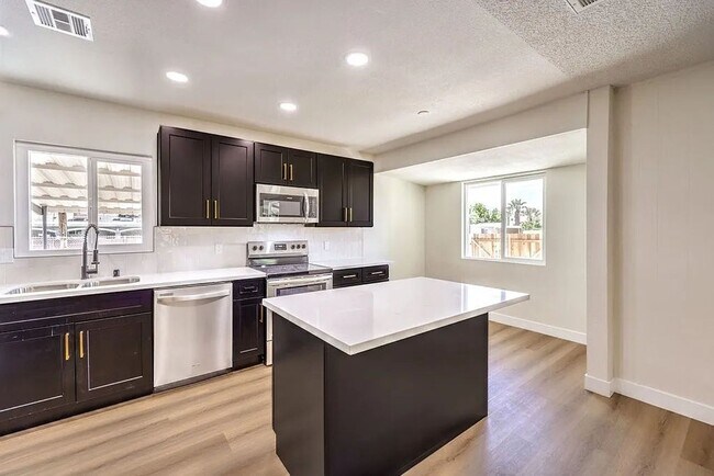 Foto del edificio - Coming Soon! 3bed 2 bath plus Casita HUGE LOT for all your RV & recreational storage needs