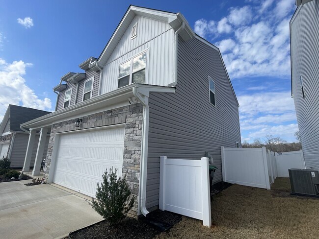 Foto del edificio - 156 Babbling Brk Dr