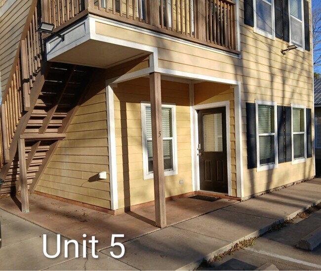 Building Photo - 204 E Buck St