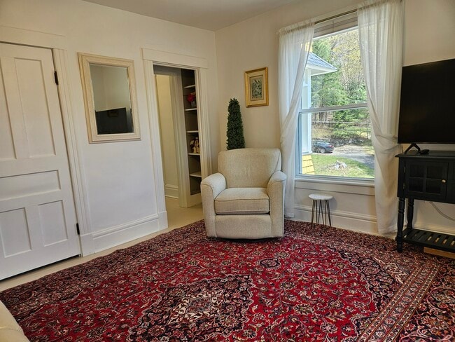 Swivel Glider. Lots of Natural Light. - 11 Circle St
