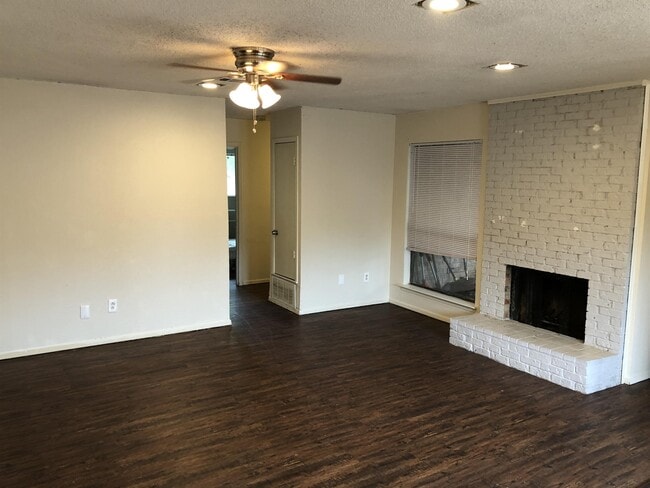 Building Photo - 2800 Springleaf Ct