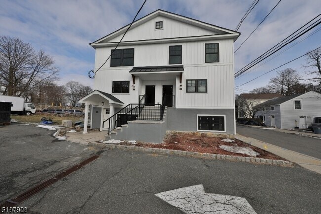 Building Photo - 21 Maple Ave