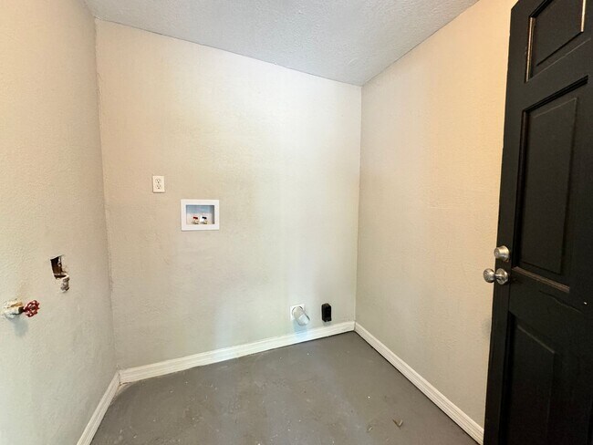 Building Photo - 3/1 for rent