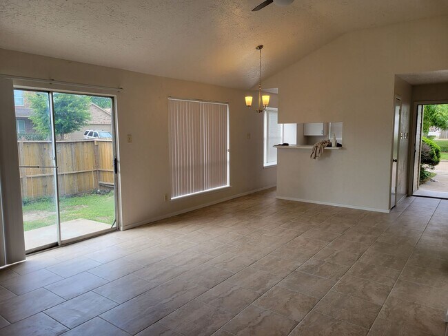 Foto del edificio - One story, 3 bedroom duplex available!