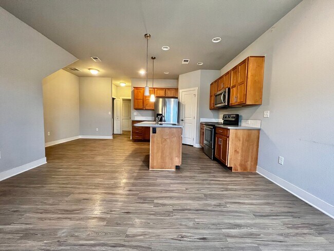 Foto del edificio - Bright & Spacious 2 Bedroom, 2.5 Bathroom Townhome!