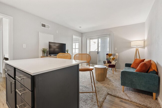 Foto del edificio - 8054 Exchange Dr