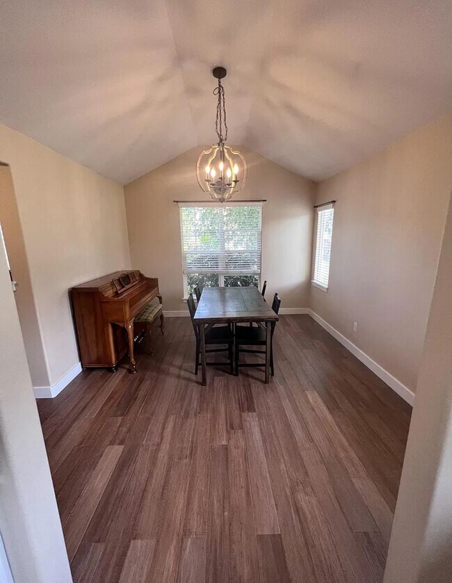 Building Photo - Great Neighborhood 3bd/ 2.5 Avail. Nov. 28th