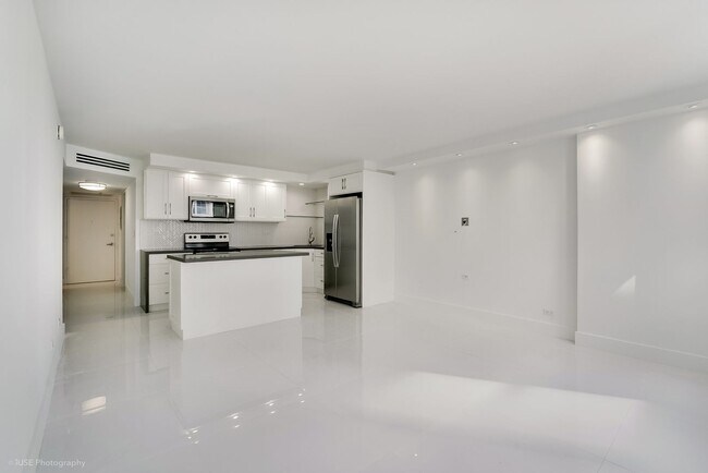 Building Photo - 6039 Collins Ave