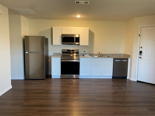 Building Photo - Newer Construction Half a Duplex for rent in Greenville!