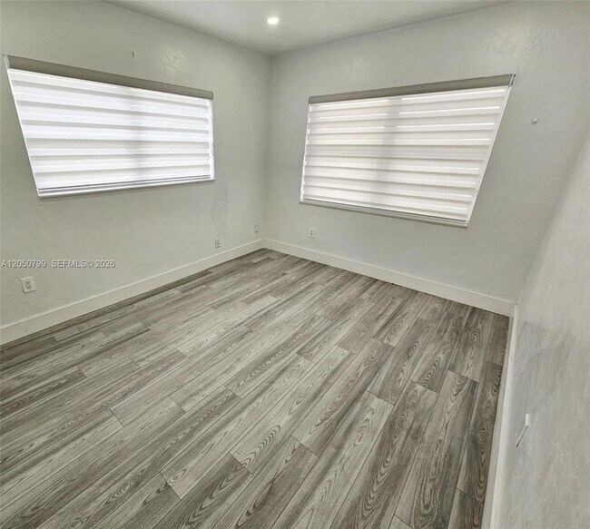 Foto del edificio - 464 E 13th St