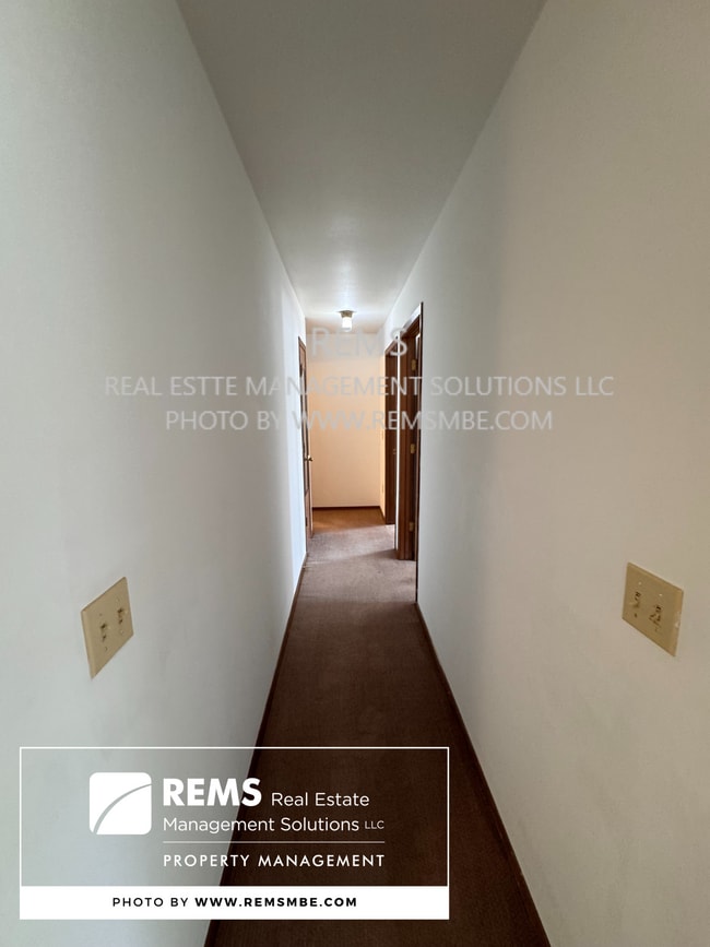 Building Photo - 554 E Slifer St